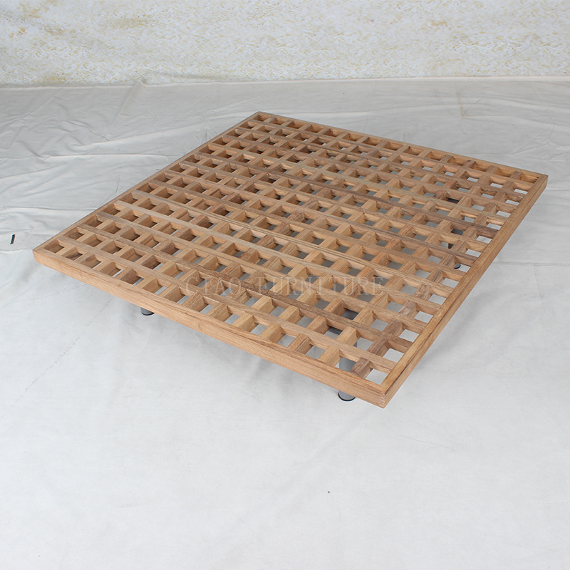 Einfacher Bartisch im Freien aus quadratischem Holz für den Garten